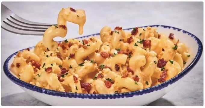 Red Lobster’s Bacon Mac & Cheese is a creamy, cheesy dish.