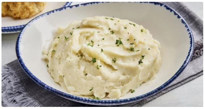 Red Lobster’s mashed potatoes are a creamy and delicious side dish that pairs well with many meals.